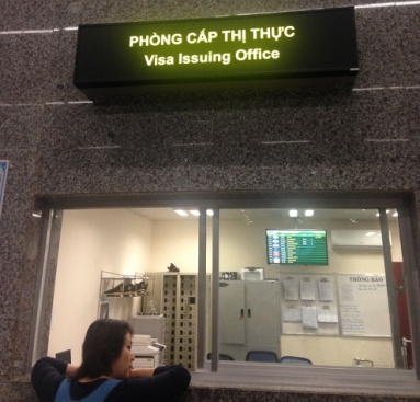 岘港国际机场（岘港市），您会看到“签证办事处﹙Visa Issuing Office﹚”
